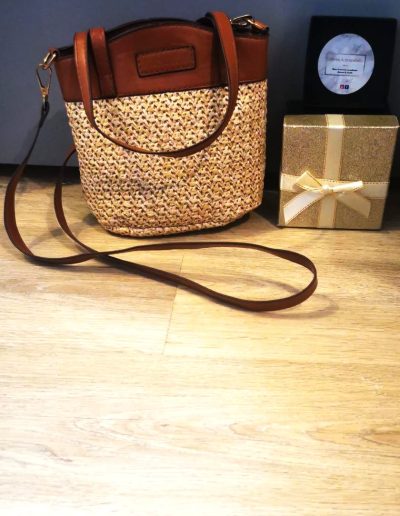 sac à main ou avec la lagnière fournie avec en simili cuir camel, hauteur 15cm, longeur 17cm épaisseur 10,5cm