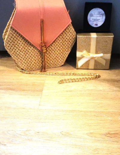 sac octogonale bandoulière en acier inoxydable , rose fermoir aimanté, hauteur 19cm, longeur au plus large 21cm et largeur 7 cm