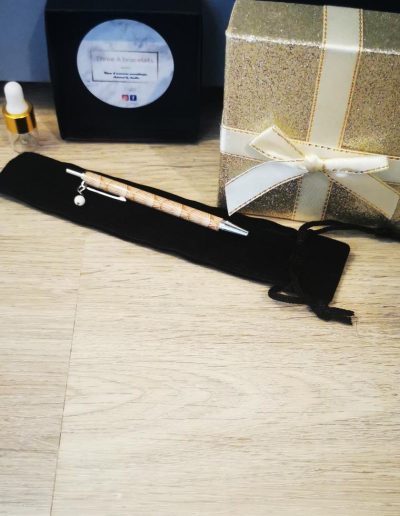 stylos camel et blanc, perle de lave blanche 6mm et vendu avec étui en velour noir