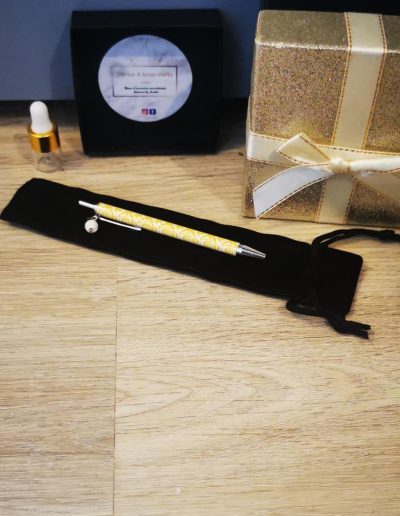stylos jaune et blanc, perle de lave blanche 4mm et vendu avec étui en velour noir