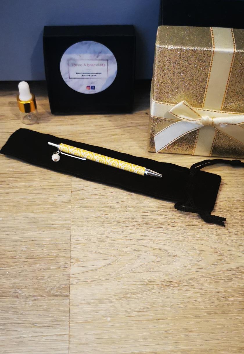 stylos jaune et blanc, perle de lave blanche 4mm et vendu avec étui en velour noir