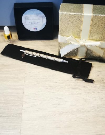 stylos marron et beige, perle de lave marron 6mm et vendu avec étui en velour noir