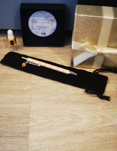 stylos orange et blanc, perle de lave moutarde 6mm et vendu avec étui en velour noir