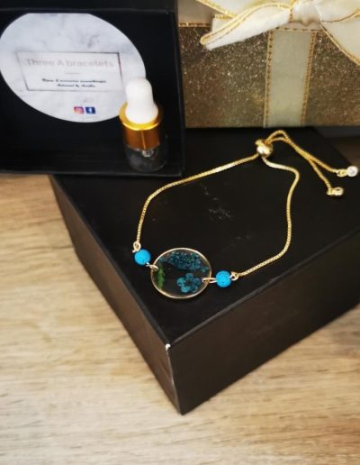 bracelet fleurs seché bleu sur chaine doré en acier inoxydable et perles de lave bleu