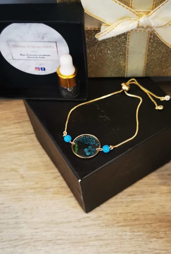bracelet fleurs seché bleu sur chaine doré en acier inoxydable et perles de lave bleu