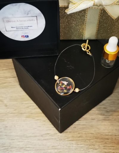 bracelet fleurs seché multicouleur femme fil nylon non élastique fermoir doré en acier inoxydable perles en bois de cèdre