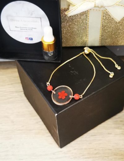 bracelet fleurs seché rouge sur chaine doré en acier inoxydable et perles de lave rouge