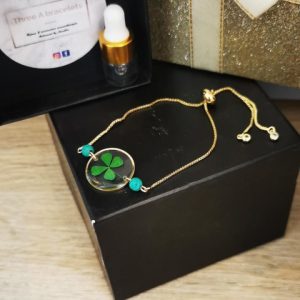 bracelet fleurs seché trèfle à 4 feuilles vert femme fil nylon non élastique fermoir doré en acier inoxydable perles de lave verte