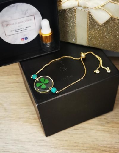bracelet fleurs seché trèfle à 4 feuilles vert femme fil nylon non élastique fermoir doré en acier inoxydable perles de lave verte