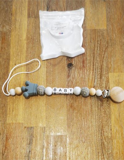 attache tétine grise couronne baby