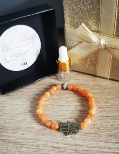 bracelet corail avec une main de fatma argneté en acier inoxydable et perle de lave grise