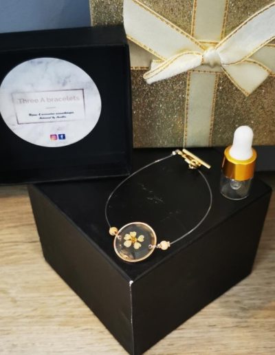 bracelet en fleur séchée beige en resine sur fil nylon non élastique avec fermoir en acier inoxydable doré