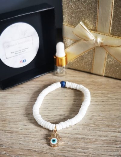 bracelet en perle de coquillage avec une main de fatma doré et bleu en acier inoxydable et une perle de lave turquoise