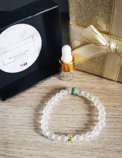 bracelet en verre opaque une perle en verre multicouleur et une perle de lave verte