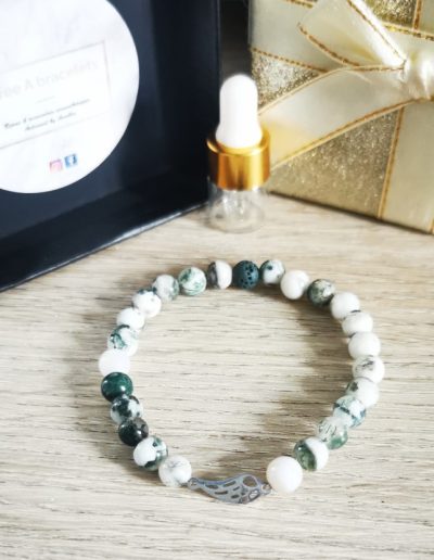 bracelet perles blanche et verte avec une aile d'ange argenté en acier inoxydable et perle de lave verte