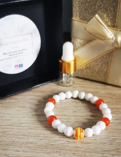 bracelet perles de marbre blanche, perles ambré, perle en verre peint jaune orange et une perle de lave blanche