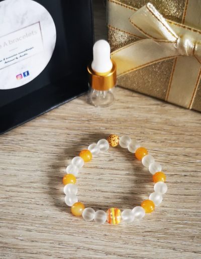 bracelet perles en verre opaque, perles jaune, perle en verre peint jaune orange et une perle de lave jaune