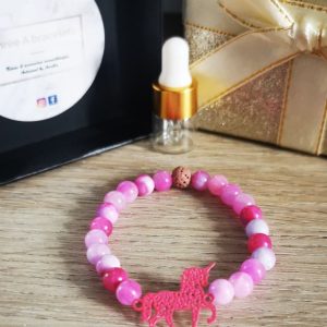 bracelet perles girly et une licorne rose fushia en acier inoxydable avec une perle de lave rose