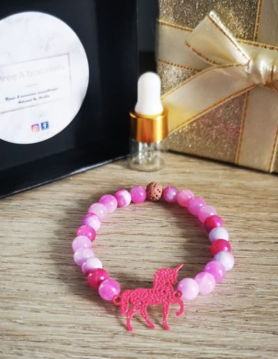 bracelet perles girly et une licorne rose fushia en acier inoxydable avec une perle de lave rose